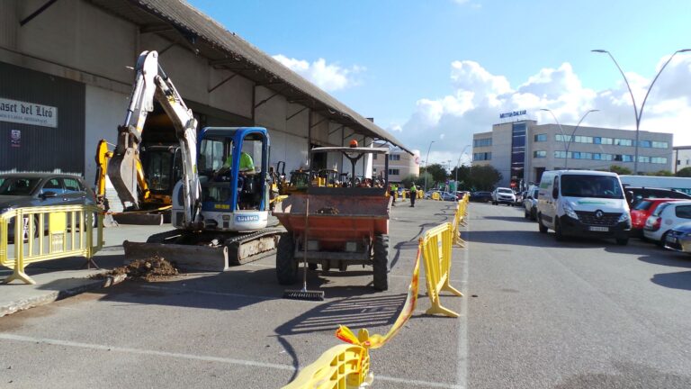 Aparcamiento para trabajadores en el polígono de Son Castelló