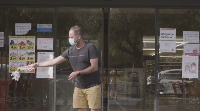 Spot para evitar que se tiren guantes y mascarillas en la calle