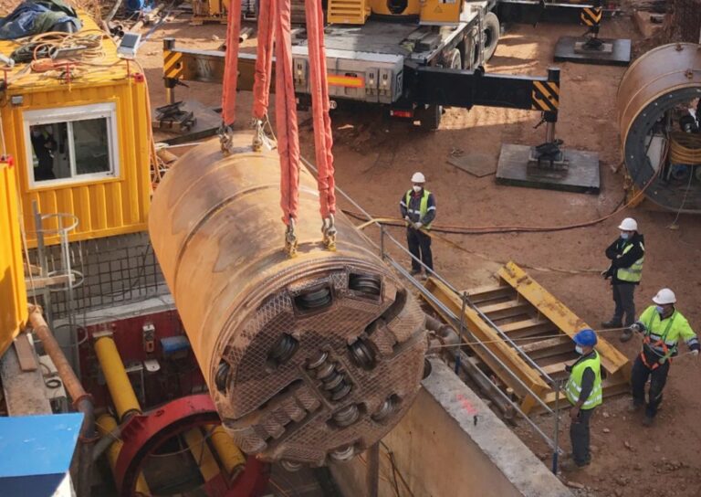 Excavación del nuevo trama del colector de aguas residuales