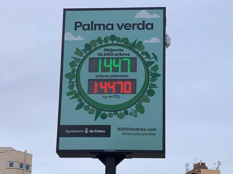 Cort estrena el nuevo contador de árboles en la Plaza España