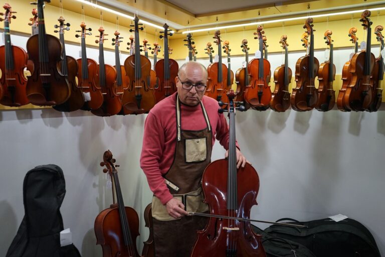 Preparando un chelo con Xisco, el Luthier de Casa Martí