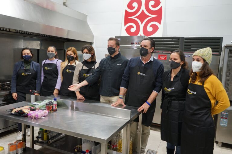 Los jóvenes empresarios de ASIMA cocinan para ZAQUEO