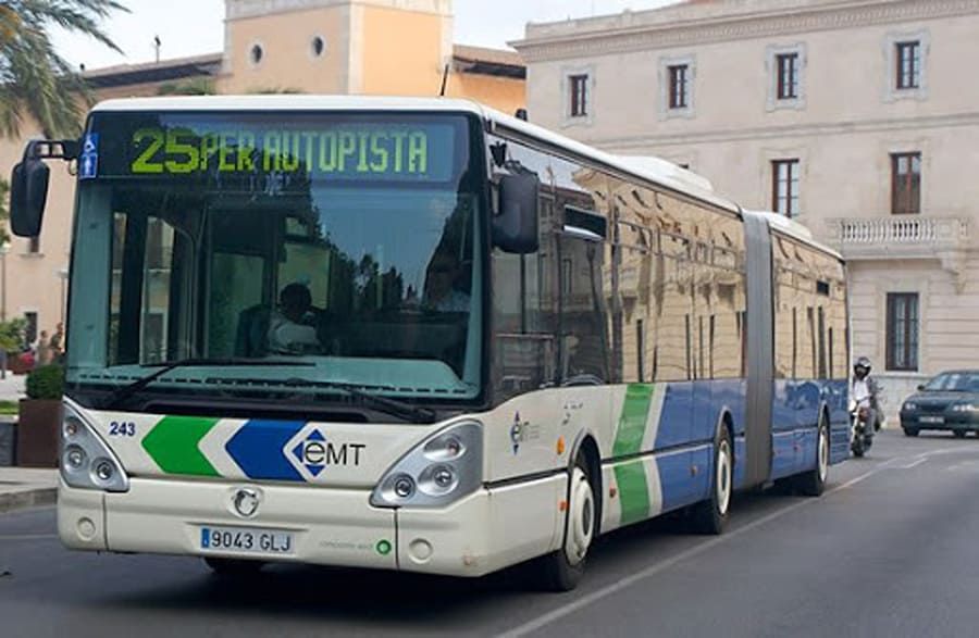 La EMT Palma consolida y amplía el proyecto piloto de acceso al bus por la segunda puerta delantera