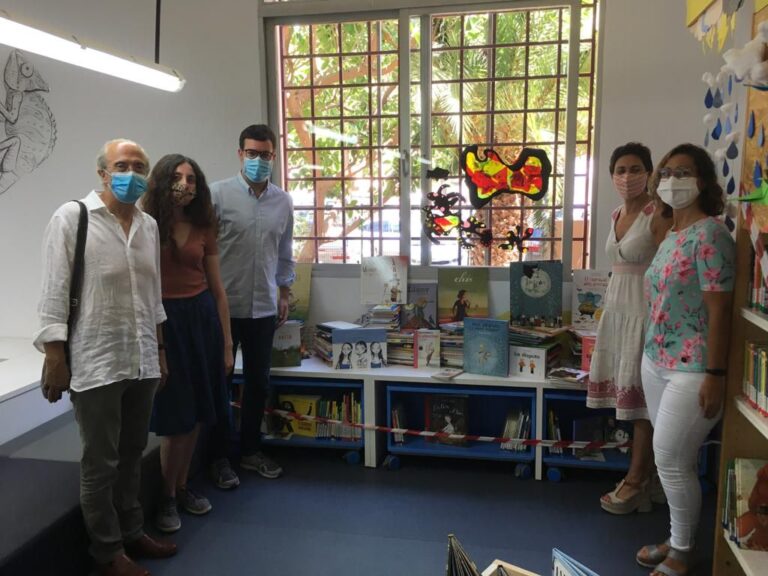 Miquel Rayó dona más de 540 libros a la biblioteca de Nou Llevant