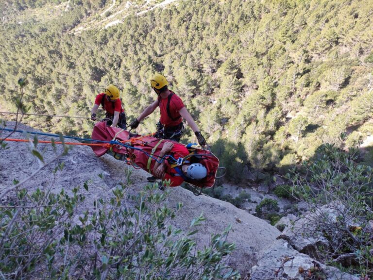 Los nuevos bomberos del Grupo de Rescate de Montaña finalizan su formación