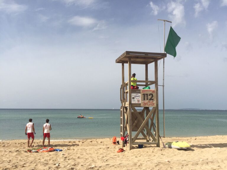 Vuelve la vigilancia y el socorrismo a las playas de Palma