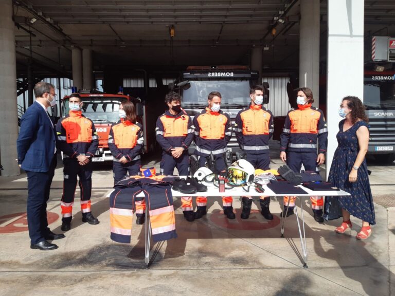 Los Bomberos renuevan vestuario con equipos de protección ligeros