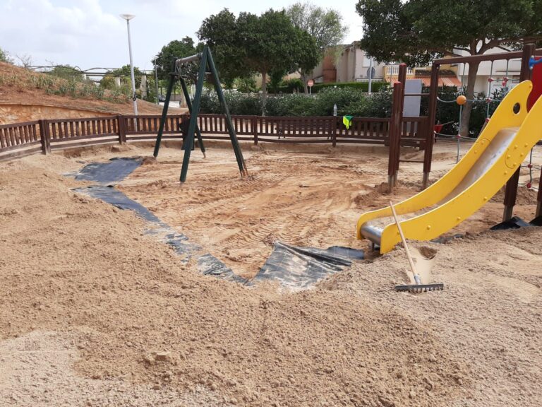 Mejora de los areneros de los parques infantiles