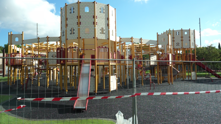Nuevo pavimento en el área de juegos del Parc de sa Riera