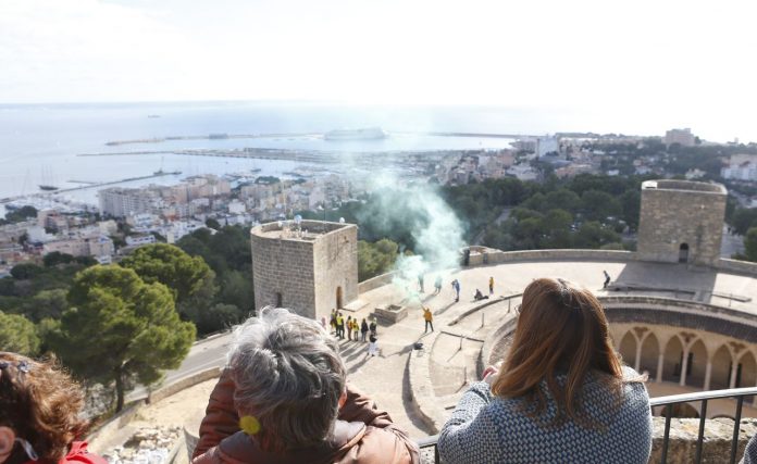 Elementos patrimoniales de toda Mallorca se encienden por los derechos humanos