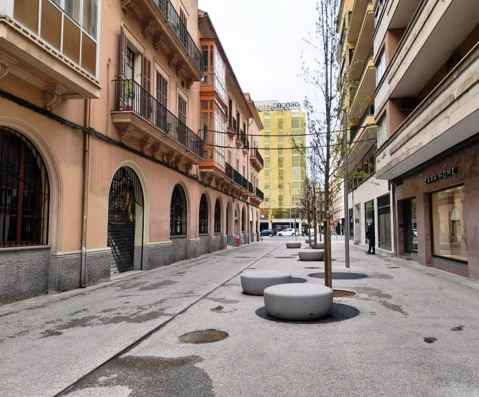 La calle Costa i Llobera se transforma en un espacio de descanso para peatones