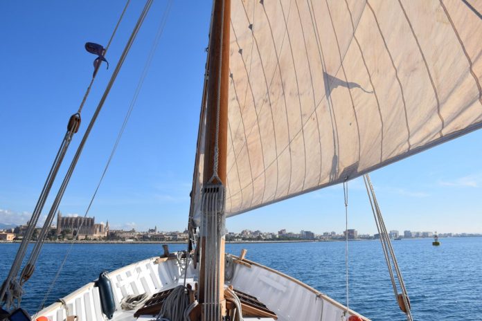 La barca de bou la Balear estrena nuevas velas