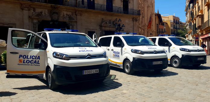 Llegan a la Policía Local de Palma tres nuevos furgones policiales