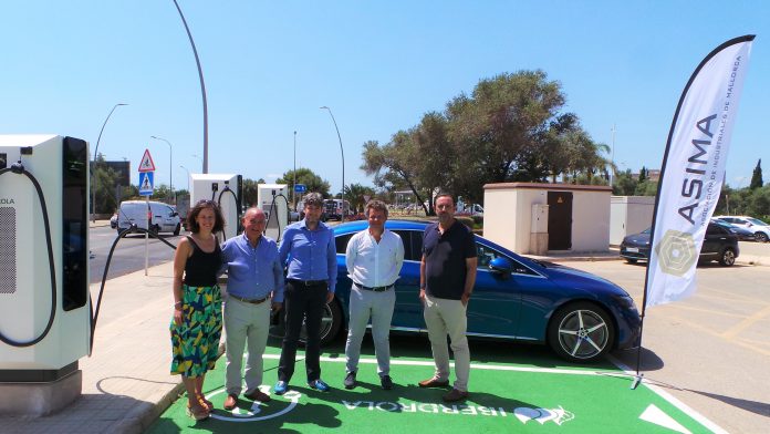 Iberdrola continúa con su apuesta por la movilidad sostenible con la modernización de la estación de recarga de ASIMA en el polígono industrial Son Castelló de Palma. La compañía ha instalado nuevos cargadores superrápidos, los más potentes instalados en Illes Balears, que van a permitir reducir de manera considerable el tiempo de carga de los vehículos eléctricos respecto a los existentes anteriormente. El acuerdo alcanzado entre Iberdrola y ASIMA ha consistido en el montaje y la aportación de los equipos por parte de la empresa eléctrica, y la cesión del suelo por parte de la asociación para la puesta en marcha de la estación, que cuenta con cinco cargadores superrápidos de 120 kW que permitirán la carga de la batería en 30 minutos y con capacidad para diez automóviles de forma simultánea. El presidente de ASIMA, Francisco Martorell Esteban; su director general, Alejandro Sáenz de San Pedro; y el presidente de ASEDA, Andrés Vidal, han estado en la presentación de la estación de carga acompañados por Miquel Cardona, delegado Comercial de Iberdrola en Illes Balears, y por Miriam Gil, jefa de Producto de Recarga Pública de la compañía, quienes les han explicado el funcionamiento de los puntos de carga y la aplicación móvil a través de la que se realiza la operación. Los usuarios de estas instalaciones recargarán la batería de sus coches eléctricos con energía 100% verde, procedente de fuentes de generación renovable y con certificado de garantía de origen (GdOs) mediante la App de Recarga Pública Iberdrola, que pone a disposición de sus clientes más de 90.000 cargadores en Europa. Además, es la única aplicación en España que incorpora información en tiempo real de todos los cargadores de uso público de Iberdrola, permitiendo geolocalizar el cargador, comprobar su operatividad y reservar y pagar la recarga cómodamente desde el móvil. Movilidad eléctrica y recuperación en verde La eléctrica despliega un plan de movilidad sostenible, con una inversión de 150 millones de euros, con el que intensificará el despliegue de puntos de recarga para vehículos eléctricos en los próximos años. La iniciativa prevé la instalación de cerca de 150.000 puntos de recarga en todos los ámbitos: tanto en hogares, como en empresas, así como en vía urbana, en ciudades y en las principales vías. Asimismo, la compañía está instalando cargadores de todas las potencias existentes, desde ultrarrápida hasta convencional, con especial foco en la alta potencia mediante el despliegue de hubs de recarga ultrarrápida que permiten recargar 200 km en apenas 5 minutos. Iberdrola, en su apuesta por la descarbonización del transporte, apuesta firmemente por impulsar la electromovilidad en España a través de una acción coordinada y eficaz con los principales agentes implicados. En este sentido, la compañía ha completado acuerdos de despliegue de infraestructura con administraciones, instituciones, empresas, estaciones de servicio, concesionarios y fabricantes de vehículos eléctricos. Además, la compañía ha sido la primera empresa española en suscribir la iniciativa EV100 de The Climate Group, con el objetivo de acelerar la transición hacia los vehículos eléctricos, comprometiéndose a electrificar toda su flota de vehículos y facilitar la recarga al personal en sus negocios en España y Reino Unido a 2030