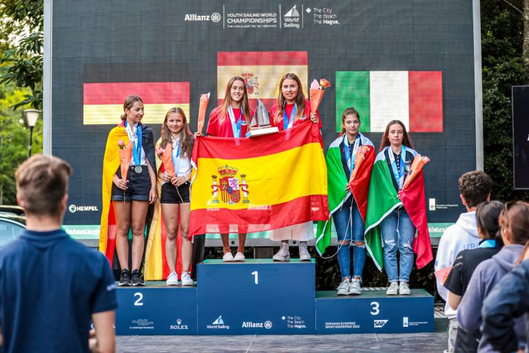 María Perelló y Marta Cardona, campeonas del mundo en el Youth Sailing World Championship