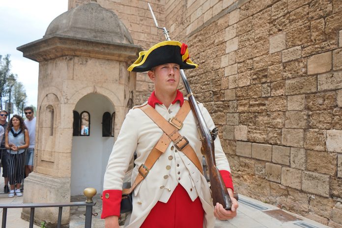 El relevo de la Guardia de Honor del Palacio de la Almudaina