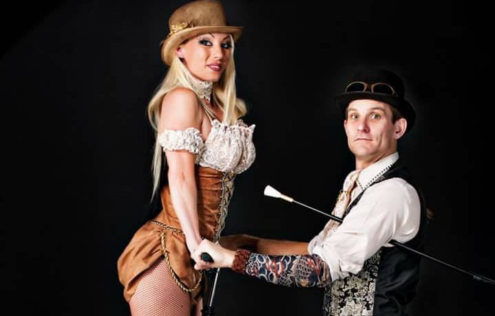Este próximo jueves 25 de agosto, a partir de las 18h devuelve la Noche del Arte más esperada. El "Sueño de una noche de verano" enmarca la magia de las noches estivales, inspira la autorreflexión, conectar con el bienestar, los deseos, el disfrute, esos momentos de felicidad lúcida. Artistas, artesanos, diseñadores y músicos de todo el territorio Mallorquín se reúnen para celebrar El sueño de una noche de verano. Mary Lambourne, Groovert, Hato Gató, Mar Grimalt, Los Yumitas, David Goode y Julia Frau entre otros muchos actuarán durante la noche por los diferentes escenarios instalados en Valldemossa. Enric Calafell y Minuca Bethencourt, encabezan de nuevo la comunidad artística en Valldemossa de la mano de Luna Capdevila, Laura Ruiz Bibiloni, Roberto Rodríguez, Silvia Conconi, Xavi Calafell, Jaime Bernat Adrover, director de la Fundación Coll Bardolet y Jaime Mayol, concejal de cultura del Ayuntamiento de Valldemossa. Han colaborado infacias y vecindarias en la elaboración de la decoración, que se va a instalar a lo largo del recorrido, en diferentes talleres organizados, utilizando materiales reciclados. Abrirá la noche el Circo Stromboli, dando por empezado Artdemossa 2022.