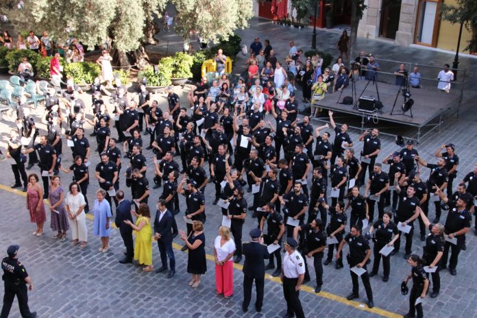 Un total de 84 policías locales han participado este viernes en la toma de posesión de su plaza como funcionarios de carrera