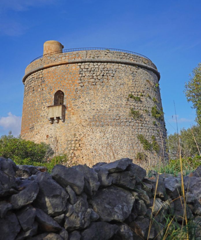 señaliza la excursión entre el Puerto de Sóller y la torre Picada