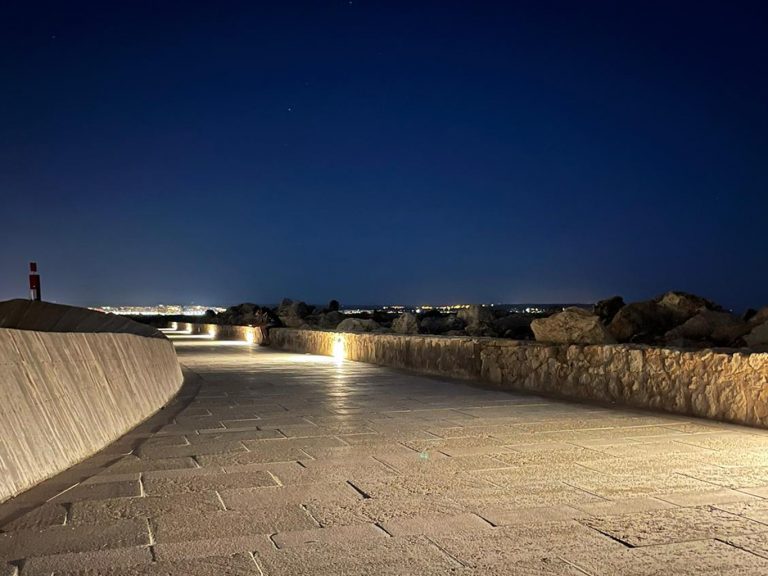 instala una veintena de luminarias nuevas en Cala Estància