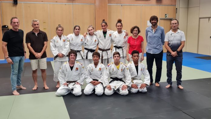 Fotografía de grupo del nuevo Programa de Tecnificación Deportiva de Judo.