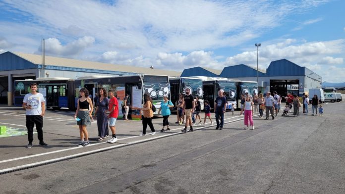 Éxito de la primera jornada de puertas abiertas a familias en las cocheras de la EMT Palma