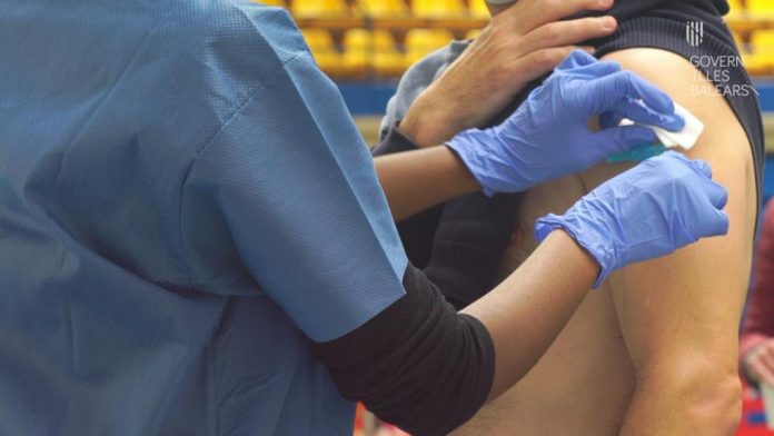 Salud abre los puntos de vacunación masiva de Mallorca para recibir sin cita las vacunas contra la Covid-19 y la gripe