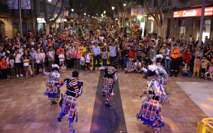 Hoy se ha celebrado una fiesta que ha contado con la presencia de los gigantes, el dragón chino, el dragón de na Coca, el grupo de baile Bolivia y un concierto, entre otros