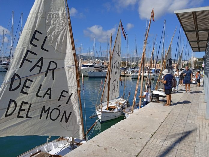 El artista Pauline Fondevila dibuja una canción para Palma en las velas de barcos con vela latina