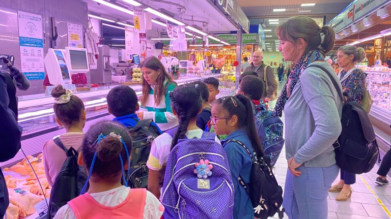 La actividad «L’escola al mercat» llegará este curso a unos 1.200 alumnos