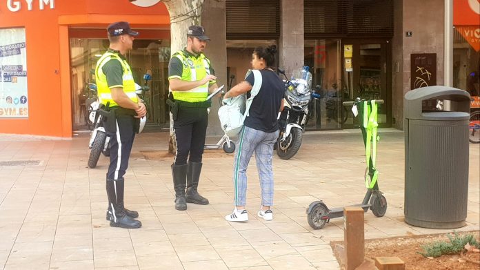 La Policía Local ha realizado una campaña especial de protección de peatones que se suma a la labor habitual de control de patinetes eléctricos y bicicletas