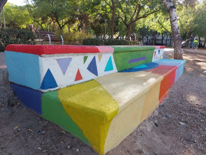 Los alumnos de 6º de Primaria de las escuelas de Son Gotleu pintan el mobiliario urbano de la plaza Orson Welles