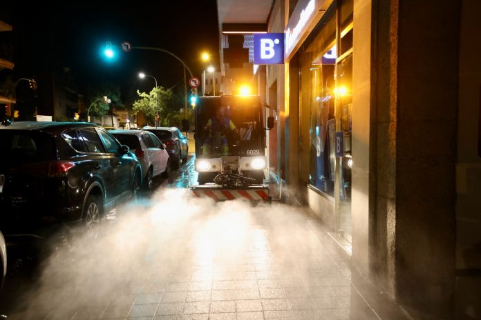 El nuevo servicio de limpieza con agua de las aceras del ensanche ha limpiado en un mes más de 80 km de 120 calles de 20 barrios