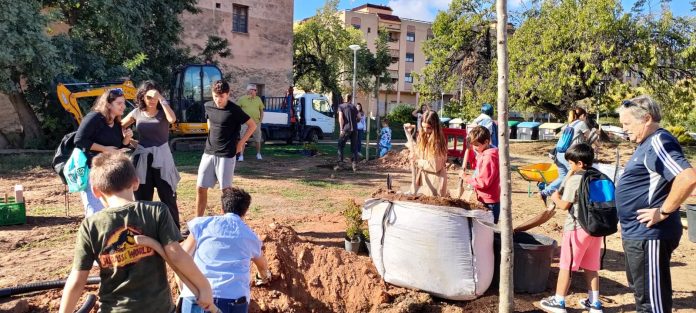 Más de cien personas participan en la siembra popular de Son Peretó