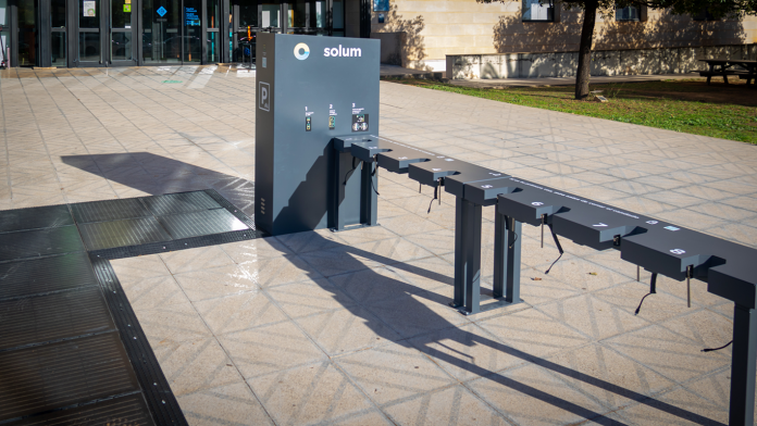 Primer aparcamiento solar para patinetes eléctricos en el campus