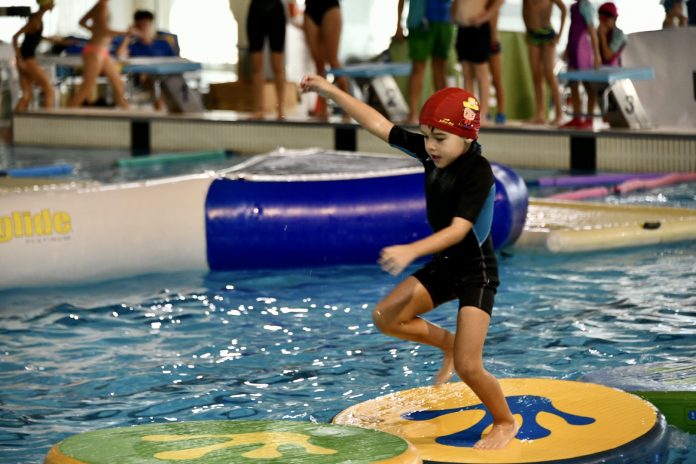 Éxito de la primera Fiesta Acuática de Navidad en las piscinas de Son Moix