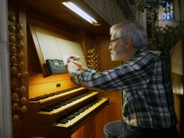Toni Mulet afina l'orgue de la Basílica de Sant Francesc