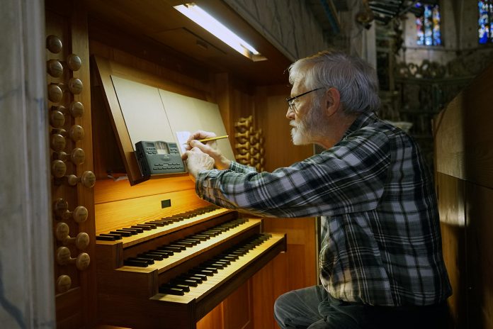 Toni Mulet afina l'orgue de la Basílica de Sant Francesc