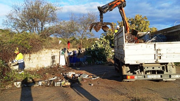 El área de Infraestructuras limpia 290 toneladas de escombros y suciedad del solar de Son Tugores, situado frente al cementerio