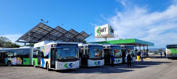 Nuevos buses de 18 metros renuevan la flota