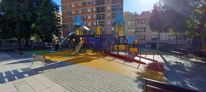 enueva todo el pavimento de los juegos infantiles del parque de General Riera