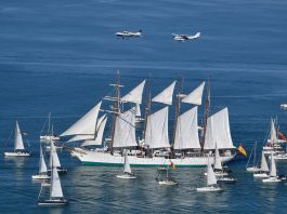 El Real Aeroclub de Sevilla despide al Buque Escuela de la Armada