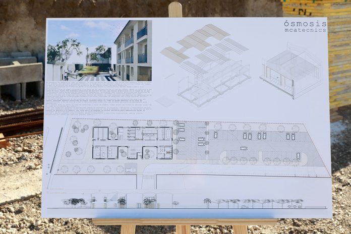 Las obras de la nueva Unidad Básica de Salud (UBS) de Santa Margalida estarán terminadas durante el segundo semestre de 2023. Así lo ha manifestado este martes la presidenta del Govern de les Illes Balears, Francina Armengol, en el acto de colocación de la primera piedra que se ha llevado a cabo en las obras de la nueva unidad básica, acompañada de la consellera de Salud y Consumo, Patricia Gómez; del alcalde de Santa Margalida, Joan Monjo; del director general del Servei de Salut, Manuel Palomino, y de la directora de Gestión y Presupuestos, Mar Rosselló. El Ayuntamiento de Santa Margalida ha cedido los terrenos donde se ubicará el nuevo edificio, que tendrá 1.401 m² de superficie e incluirá tres consultas de medicina de familia, una consulta de pediatría, tres consultas de enfermería, una consulta de enfermería pediátrica y una consulta polivalente. Además, habrá una sala de extracciones, una sala de curas y una sala de cirugía menor. En este dispositivo habrá dos médicos de familia, dos enfermeras, un pediatra, una enfermera pediátrica, un técnico en curas auxiliares de enfermería (TCAI) y un administrativo. Durante la visita, Francina Armengol ha agradecido «el trabajo intenso del pueblo y de las asociaciones por reclamar aquello que es básico para la ciudadanía, como la salud y la atención sanitaria para todos y todas». La presidenta del Govern ha recordado que «acabamos 2022 poniendo la primera piedra de la UBS de Montuïri, empezamos 2023 poniendo la primera piedra de la UBS de Sant Joan y hoy estamos aquí porque somos un Govern que cumple con la palabra dada y porque decidimos que teníamos que hacer de la salud nuestra prioridad». Además, Francina Armengol ha reivindicado el impulso dado a la atención primaria «con más personal, más infraestructuras y mejor tecnología», pero también «a nivel hospitalario o, por ejemplo, de planificación para atender a las personas con enfermedades crónicas». Las obras de construcción, presupuestadas en 2.085.215,39 €, tienen un plazo de ejecución de 12 meses a contar desde la firma del acta de comprobación del replanteo, que se firmó en el mes de septiembre. El Servei de Salut de les Illes Balears incluyó en el Plan de Infraestructuras la construcción de un edificio para ubicar la Unidad Básica de Salud de Santa Margalida después de evaluar las necesidades del municipio, puesto que tiene asignadas 3.289 tarjetas sanitarias, 352 de las cuales corresponden a pacientes en edad pediátrica. La nueva edificación supondrá una mejora de la calidad asistencial que se ofrece a la población con unas instalaciones más amplias, cómodas y accesibles. La consellera ha explicado que la construcción de esta UBS forma parte del Plan de Infraestructuras de Atención Primaria que puso en marcha el Servei de Salut para mejorar y renovar los centros de salud y las unidades básicas de salud, cosa que supone una inversión de 16 millones de euros y actuaciones de reforma o nueva construcción en 13 centros de salud y en 10 unidades básicas de salud. Este Plan se enmarca dentro de una estrategia global para potenciar la atención primaria. 300 millones de euros de inversiones en infraestructuras hospitalarias y de atención primaria A estas alturas, la Conselleria lleva a cabo proyectos e inversiones por un valor de 300 millones de euros en todas las islas, que suponen 3.000 puestos de trabajo directos e indirectos. Alrededor de 200 millones de euros se destinan a la creación, la ampliación o la reforma de infraestructuras hospitalarias y, el resto, a la construcción y la remodelación de centros de salud y unidades básicas, así como nuevas bases del 061. En cuanto a las infraestructuras hospitalarias, en Mallorca se destinan 183 millones al nuevo Son Dureta; a la reconversión del Hospital Psiquiátrico en el Parque Sanitario Bons Aires; a la ampliación del Hospital de Manacor; a la construcción de las nuevas urgencias, la UCI y el Servicio de Rehabilitación del Hospital Comarcal de Inca, y a la reforma del Hospital General de Palma. En Menorca, destaca la reforma del Hospital Verge del Toro, con una inversión de 15 millones de euros, mientras que en Ibiza se hacen obras por 3 millones de euros en Can Mises. En cuanto a la atención primaria, en Mallorca se destinan 80,8 millones a varios proyectos, entre los cuales destacan el centro de salud de Artà, las nuevas unidades básicas de Consell, Santa Margalida, Montuïri y Sant Joan, así como las obras de construcción de los centros de primaria Bons Aires, Pere Garau y Son Ferriol, en Palma, y el centro de salud de Pollença. También se llevan a cabo remodelaciones puntuales en centros como por ejemplo Emili Darder.