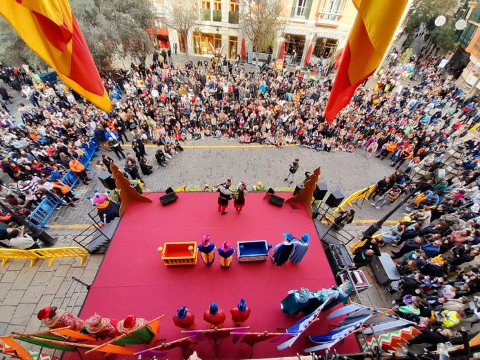 Los Pajes Reales recogen en la plaza de Cort las cartas de los niños para los Reyes Magos