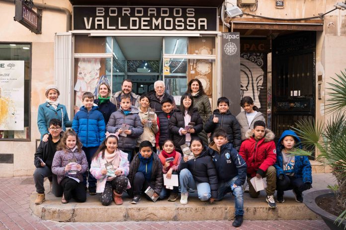 PalmaActiva acerca el comercio de proximidad a muñecas y niños del colegio Sant Felip Neri