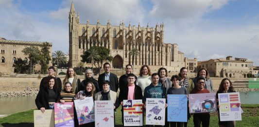 «40 años recorriendo juntos el camino» es el lema del cartel conmemorativo de los 40 años del Estatuto