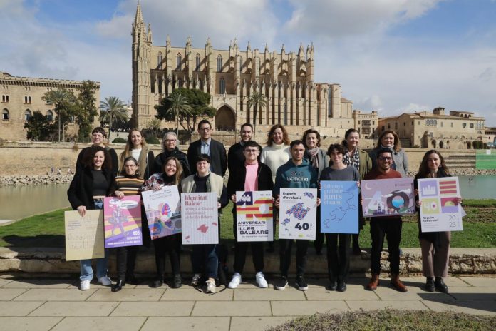 «40 años recorriendo juntos el camino» es el lema del cartel conmemorativo de los 40 años del Estatuto