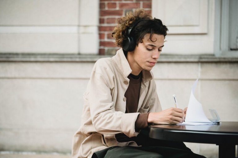 Aprender a tocar un instrumento estimula nuestro cerebro y nos ayuda a ser más felices