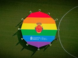 Jugadores del RCD Mallorca despliegan un estandarte en contra de la homofobia en el deporte