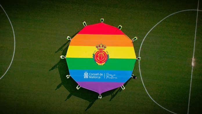 Jugadores del RCD Mallorca despliegan un estandarte en contra de la homofobia en el deporte